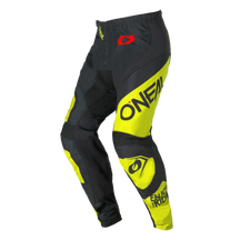 Die O'NEAL ELEMENT Pants RACEWEAR in schwarz/neongelb hat den Schriftzug "O'NEAL" auf dem linken Bein, ein rotes O'Neal-Logo auf dem Bund, verstärkte Kniepartien und ein auffälliges, kantiges Farbblocking.