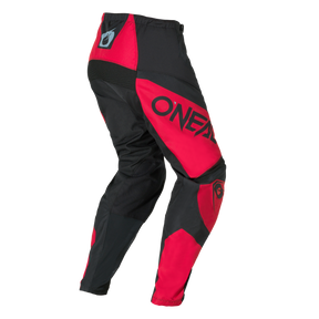O'NEAL ELEMENT Pants RACEWEAR in den Farben Rot und Schwarz, mit dem O'NEAL-Markennamen auf dem Oberschenkel und einem kleinen Logo auf dem Bund, das sich von einem unifarbenen Hintergrund abhebt.