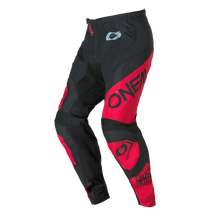 O'NEAL ELEMENT Pants RACEWEAR in schwarz/rot mit großem "O'NEAL"-Schriftzug auf dem linken Bein und kleineren Logos auf den Oberschenkeln und dem rechten Knie, abgebildet auf transparentem Hintergrund.