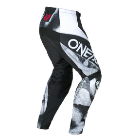 Die O'NEAL ELEMENT Pants ROLLER hat ein tailliertes Design in Schwarz, Weiß und Grau mit fettem "O'NEAL"-Seitentext, grafischen Mustern und einem roten Logo am Bund.