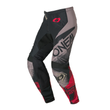 Die O'NEAL ELEMENT Pants ROLLER in grau/rot hat eine auffällige Grafik mit dem O'NEAL-Logo und "ENJOY RIDE" am unteren Bein.