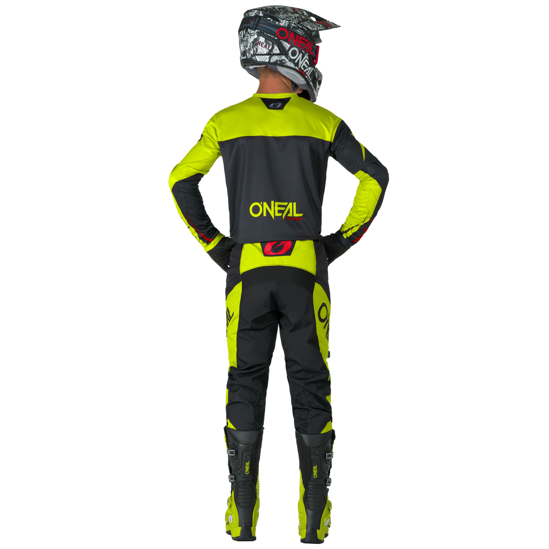 Eine Person in schwarzer und leuchtend gelber Motocross-Ausrüstung mit O'NEAL ELEMENT Pants RACEWEAR und anderer O'NEAL-Bekleidung steht mit den Händen auf den Hüften von der Kamera abgewandt, wobei die Marke "O'NEAL" sichtbar ist.