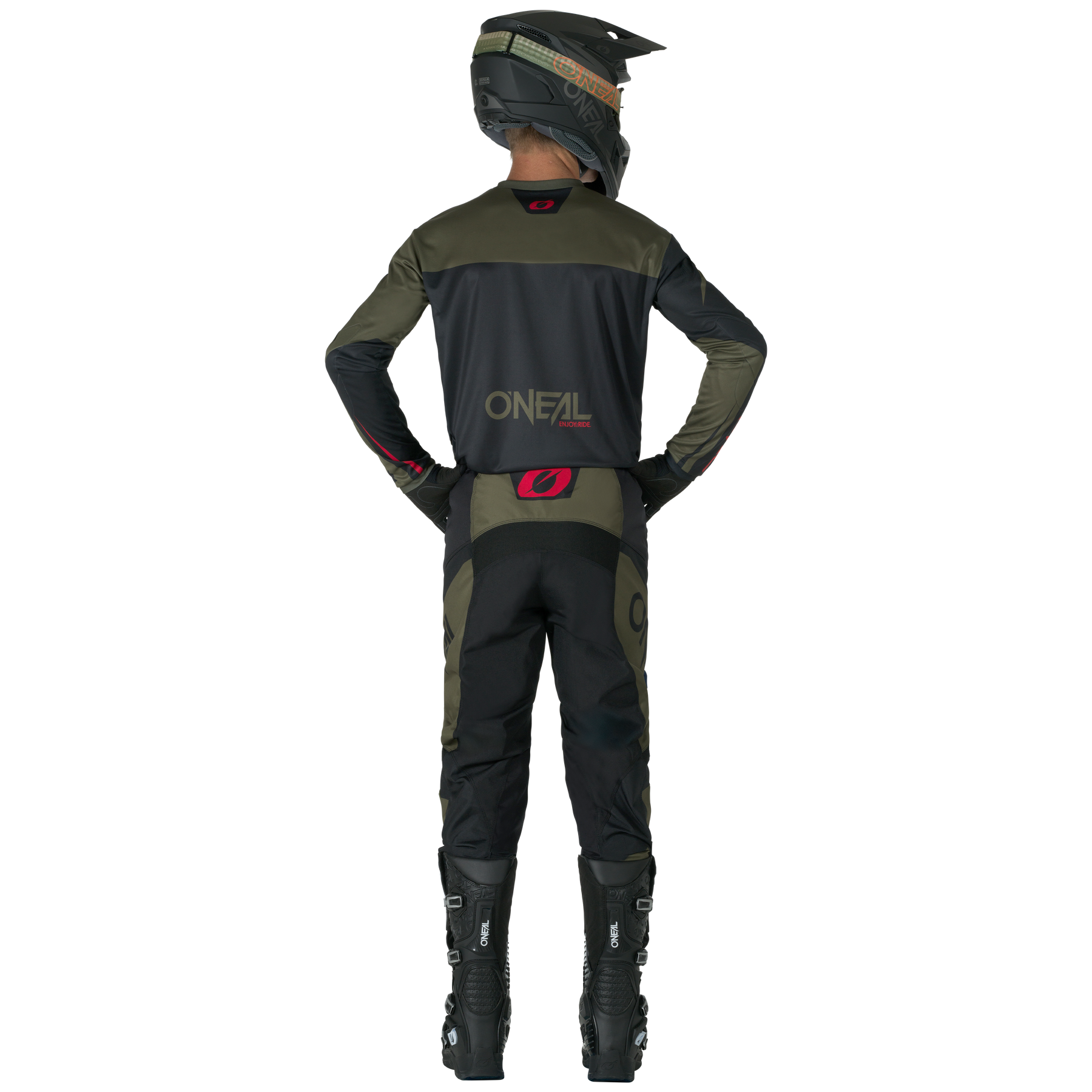 Eine Person in einem dunkelgrünen und schwarzen O'NEAL-Motocross-Outfit, komplett mit Helm, Handschuhen und Stiefeln, trägt O'NEAL ELEMENT Pants RACEWEAR und steht mit den Händen in den Hüften von der Kamera weg.