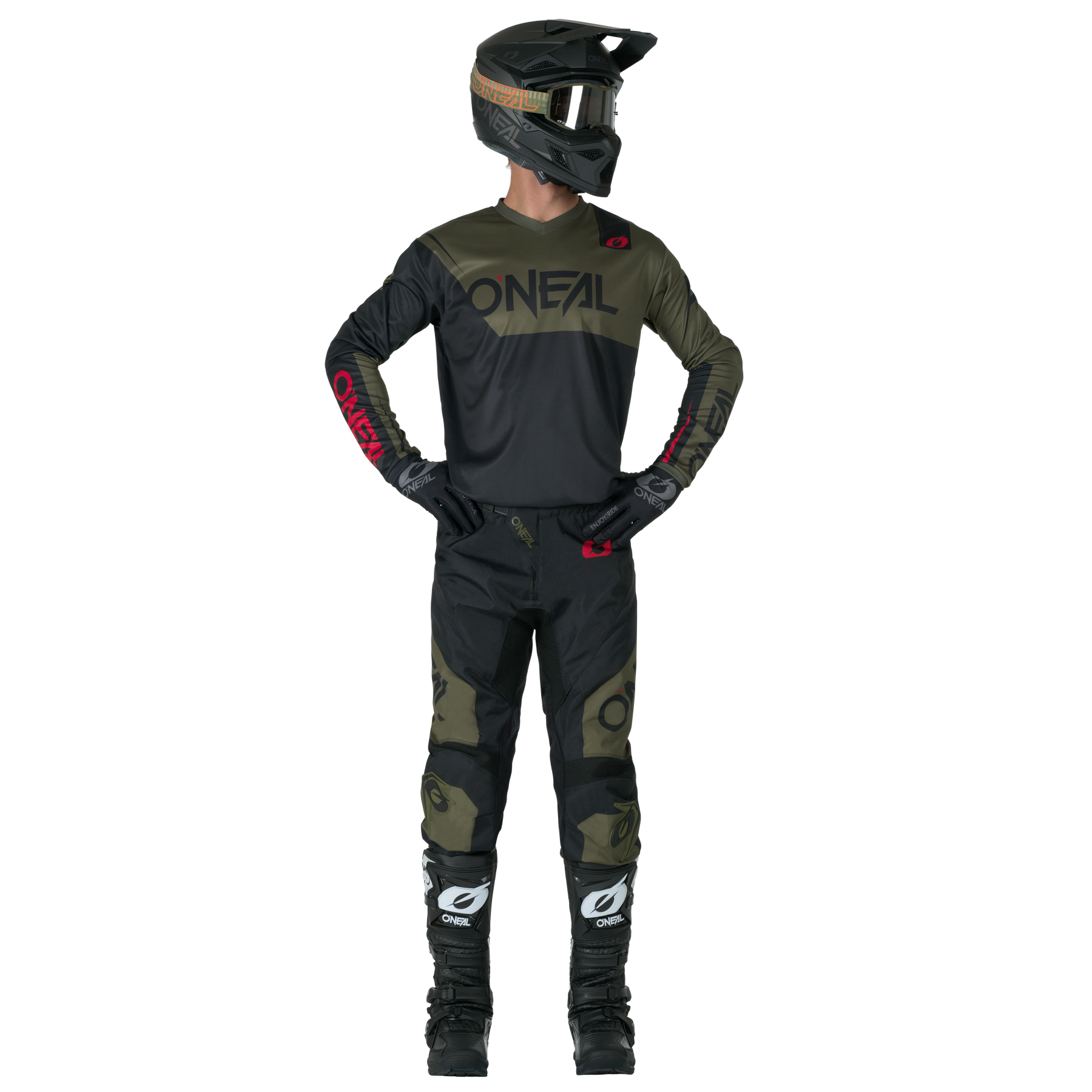 Eine Person in kompletter Motocross-Kleidung, einschließlich schwarzem Helm mit Brille, dunklem O'NEAL-Trikot, O'NEAL ELEMENT Pants RACEWEAR, Handschuhen und schwarzen O'NEAL-Stiefeln, steht mit den Händen auf den Hüften und schaut leicht zur Seite.