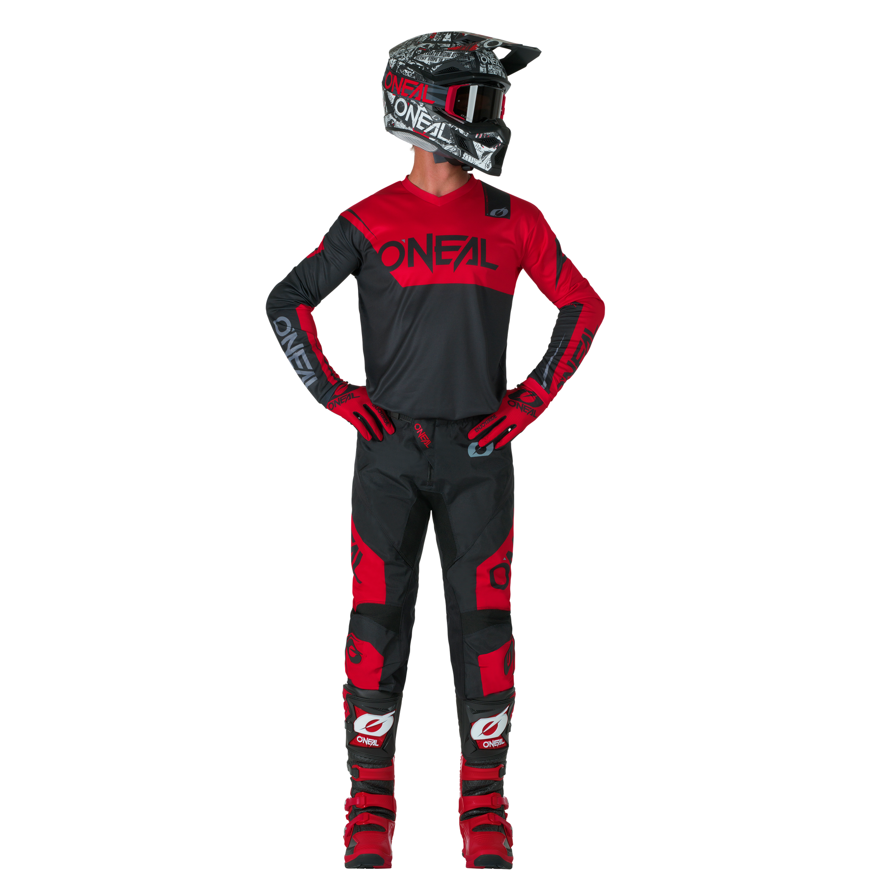 Eine Person in schwarz-roter Motocross-Kleidung mit Helm, Schutzbrille, Handschuhen und Stiefeln trägt O'NEAL ELEMENT Pants RACEWEAR und steht mit den Händen auf den Hüften, leicht zur Seite gewandt. Der Markenname O'NEAL ist auf dem Outfit sichtbar.