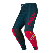 Die O'NEAL HARDWEAR Pants SWIPE in marineblau/rot hat ein rotes "O'NEAL"-Branding auf dem linken Oberschenkel, gelbe Akzente auf dem rechten Knie, Kniepolster und verstärkte Nähte.