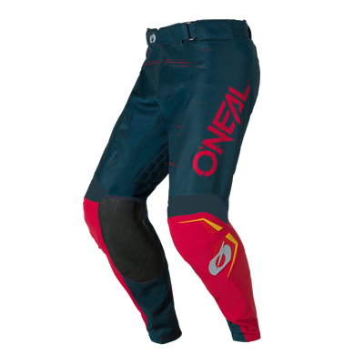 Die O'NEAL HARDWEAR Pants SWIPE in marineblau/rot hat ein rotes "O'NEAL"-Branding auf dem linken Oberschenkel, gelbe Akzente auf dem rechten Knie, Kniepolster und verstärkte Nähte.