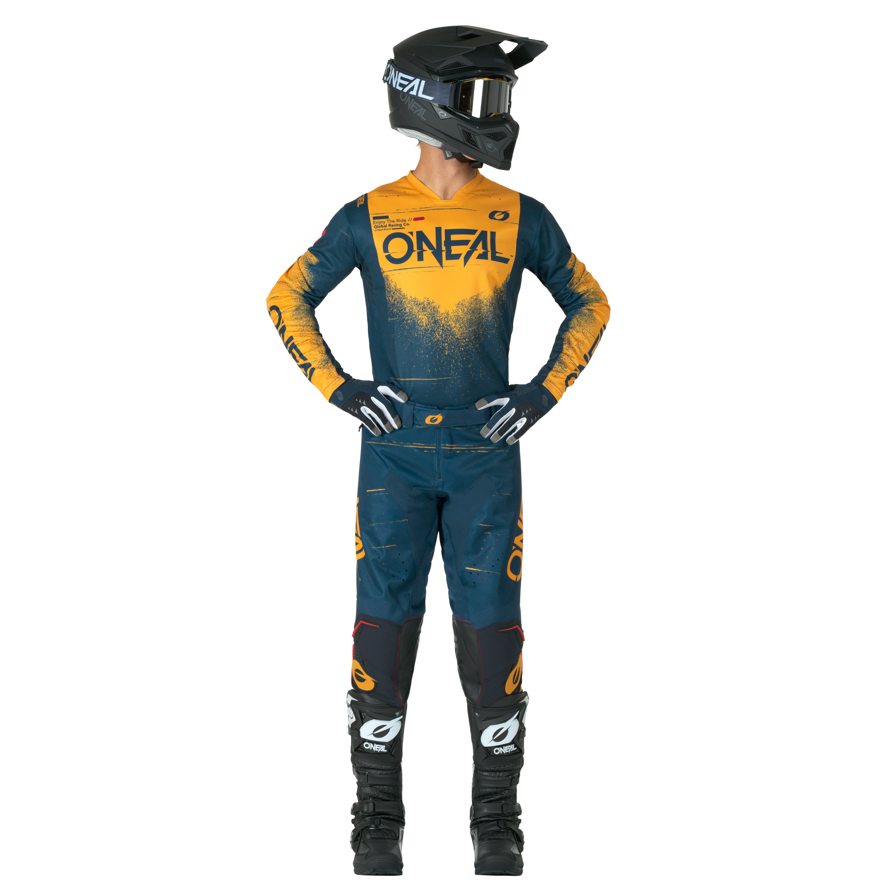 Eine Person steht mit den Händen in den Hüften und trägt ein komplettes Motocross-Outfit mit schwarzem Helm, blau-orangem O'NEAL-Trikot, schwarzen Handschuhen und Stiefeln sowie einer O'NEAL HARDWEAR Pants SWIPE.