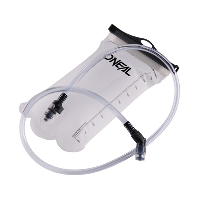 Die O'NEAL Hydration Bladder 2L in Klar hat eine schwarze Kappe, zwei klare Trinkschläuche mit schwarzen Beißventilen, seitliche Messmarkierungen und "O'NEAL"-Branding. Sie passt perfekt in den JUNCTION PROTECTIVE BACKPACK.