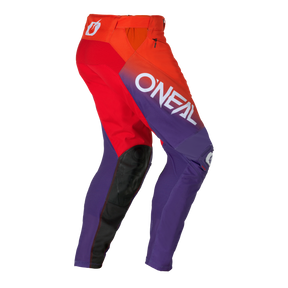 Die O'NEAL MAYHEM Hose HEXX besticht durch ein auffälliges Design in Rot, Orange und Lila mit dem O'NEAL-Logo in Weiß auf dem rechten Oberschenkel und dem Knie sowie schwarzen Einsätzen an der Beininnenseite und am Knie. Diese atmungsaktive Bike Hose bietet auffälligen Style und Komfort.