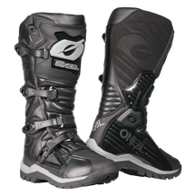 Der O'NEAL RMX Adventure Boot in Schwarz mit grauen und weißen Akzenten verfügt über Schnallen, strukturierte Einsätze und robuste Sohlen zum Schutz - die perfekte Motorsportausrüstung für ernsthafte Fahrer. Abgebildet auf einem weißen Hintergrund.