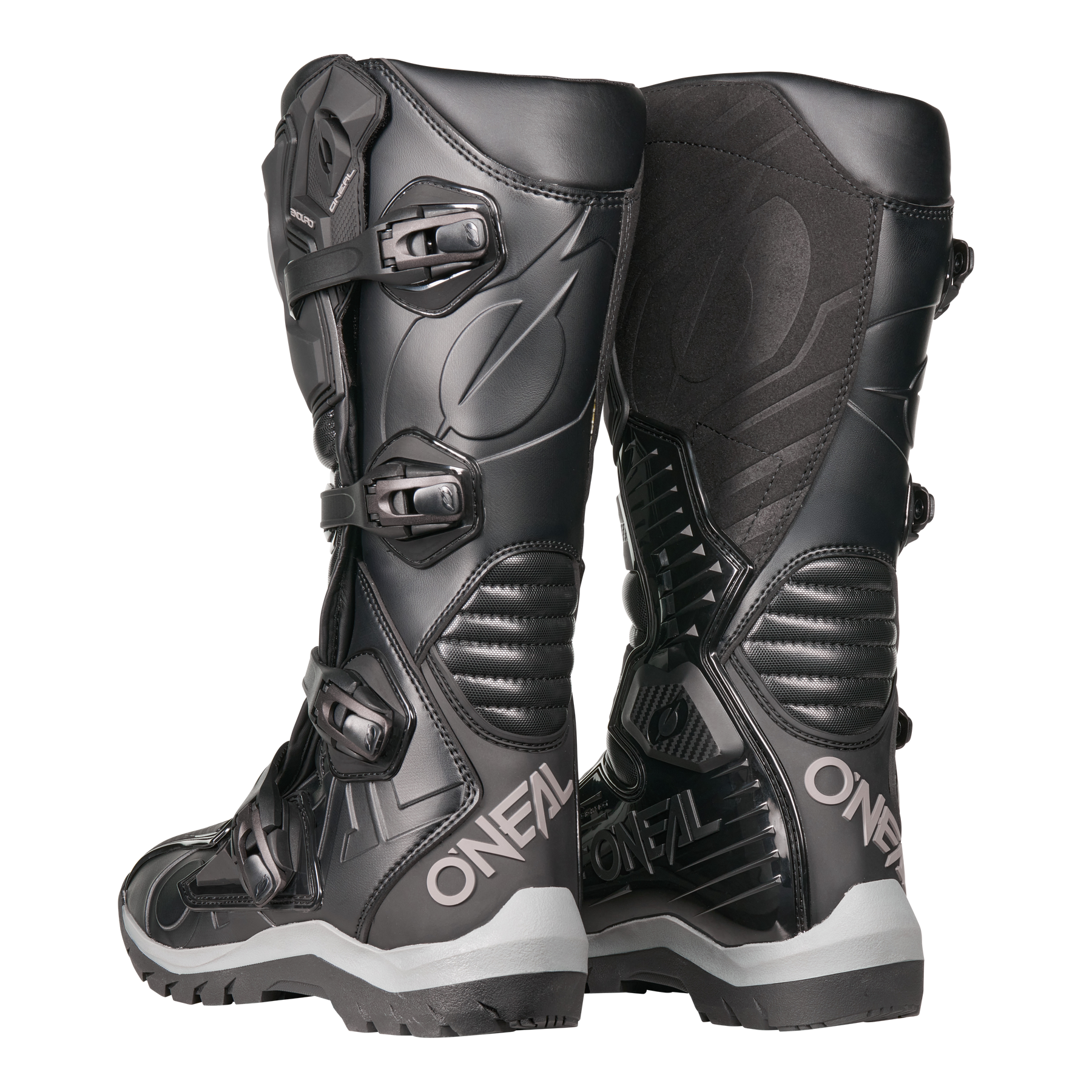 Der O'NEAL RMX Adventure Boot in Schwarz mit Schnallen und strukturierten Details auf weißem Hintergrund ist die ideale Ergänzung für jede Motorsport-Kollektion.