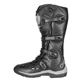 Der O'NEAL RMX Adventure Boot von O'NEAL in Schwarz verfügt über vier verstellbare Schnallen, einen verstärkten Schienbeinschutz, eine strukturierte Oberfläche und eine robuste Sohle - die ideale Motorsportausrüstung für jeden Fahrer - im Seitenprofil auf weißem Hintergrund.