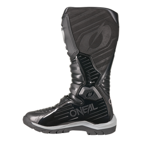 Der O'NEAL RMX Adventure Boot in Schwarz verfügt über eine robuste Sohle, strukturierte Platten, eine schützende Schienbeinplatte und ein auffälliges seitliches Branding - ideal für Motorsportfans.