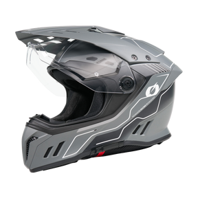 Ein mattgrauer O'NEAL SIERRA RS Helm ECHO Integralhelm mit klarem Visier, Quin Smart Safety Sensor und aerodynamischen Belüftungsöffnungen, dargestellt von links auf einem schlichten weißen Hintergrund.