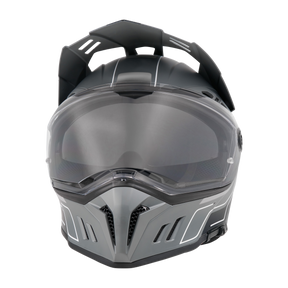 Der mattschwarze Motorradhelm O'NEAL SIERRA RS Helm ECHO mit getöntem Visier, kantigen Linien und aerodynamischen Belüftungsöffnungen ist in der Frontansicht vor einem einfarbigen Hintergrund abgebildet.