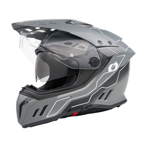 Der O'NEAL SIERRA RS Helm ECHO ist ein grauer Vollvisierhelm mit klarem Visier, schwarzer Innenpolsterung und einem aerodynamischen Design mit weißen Akzenten und Belüftungsöffnungen. Der moderne, schnittige Helm von O'NEAL ist vor einem schlichten Hintergrund abgebildet.