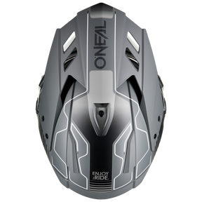 Der O'NEAL SIERRA RS Helm ECHO von O'NEAL ist ein grau-schwarzer Motorradhelm mit schlankem Design und optionaler Quin Smart Safety Sensor-Kompatibilität.
