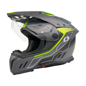 Der O'NEAL SIERRA RS Helm ECHO in Grau und Schwarz mit grünen Akzenten hat ein durchsichtiges Visier, Lüftungsschlitze, ein kantiges Design und ist auf der linken Seite vor einem schwarzen Hintergrund abgebildet. Kompatibel mit dem Quin Smart Safety Sensor.