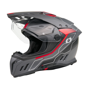 Ein grauer und schwarzer O'NEAL SIERRA RS Helm ECHO Motorradhelm mit roten Akzenten, klarem Visier und Quin Smart Safety Sensor ist in einer Dreiviertel-Seitenansicht vor einem schlichten, transparenten Hintergrund zu sehen.