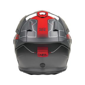 Rückansicht des O'NEAL SIERRA RS Helm ECHO in Grau und Rot mit geometrischen Mustern, Belüftungslamellen, Quin Smart Safety Sensor und "ENJOY THE RIDE" sowie "O'NEAL"-Branding.