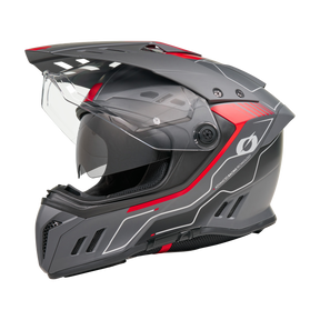 Ein mattgrauer und schwarzer O'NEAL SIERRA RS Helm ECHO Motorradhelm mit roten Akzenten, klarem Visier, seitlichen aerodynamischen Belüftungsöffnungen, grafischen Details, einem oberen Schirm und dem fortschrittlichen Quin Smart Safety Sensor im Seitenprofil.