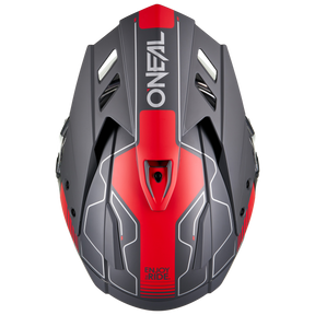 Draufsicht auf einen schwarz-roten O'NEAL SIERRA RS Helm ECHO Motorradhelm mit kantigen Belüftungsöffnungen, weißen Details und dem Schriftzug "ONEAL" sowie "ENJOY THE RIDE" auf der Oberseite. Inklusive fortschrittlichem Quin Smart Safety Sensor für verbesserten Schutz.