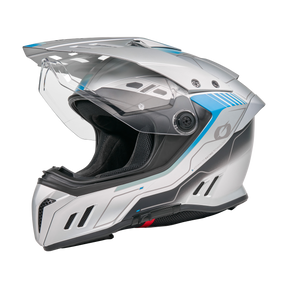 Ein weißer und silberner O'NEAL SIERRA RS Helm ECHO Motorradhelm mit blauen Akzenten, klarem Visier, Belüftungsschlitzen und Quin Smart Safety Sensor ist auf einem schwarzen Hintergrund abgebildet und hebt seine seitlichen und vorderen Merkmale hervor.