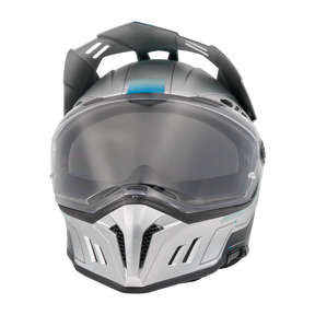 Der O'NEAL SIERRA RS Helm ECHO ist ein silber-schwarzer Vollvisier-Motorradhelm mit klarem Visier, kantigen Belüftungsöffnungen, schichtweisem, panzerähnlichem Design und dem Quin Smart Safety Sensor, der von vorne auf einem transparenten Hintergrund dargestellt ist.