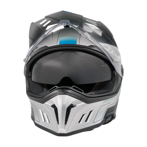 Der O'NEAL SIERRA RS Helm ECHO ist ein silber-schwarzer Motorradhelm mit klarem Visier, schwarzer Innenpolsterung und blauen Akzenten. Er verfügt über Kinn- und Oberlüftungsöffnungen zur Belüftung und ist mit dem Quin Smart Safety Sensor kompatibel.