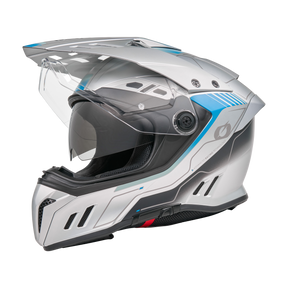 Der O'NEAL SIERRA RS Helm ECHO von O'NEAL, abgebildet in Silber und Schwarz mit blauen Akzenten, klarem Visier und belüftetem Kinnschutz auf schwarzem Grund - kompatibel mit dem Quin Smart Safety Sensor für verbesserten Schutz.