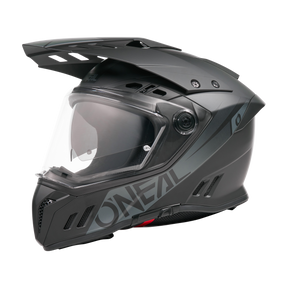 Der O'NEAL SIERRA RS Helm SOLID, ein eleganter schwarzer Motorradhelm von O'NEAL, verfügt über ein klares Visier, ein kantiges Design, aerodynamische Belüftungsöffnungen und ist seitlich auf einem schwarzen Hintergrund abgebildet.