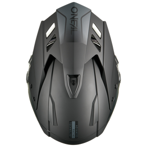 Draufsicht auf den mattschwarzen O'NEAL SIERRA RS Helm SOLID von O'NEAL mit seinen kantigen Lüftungsöffnungen und Designlinien. Der sichtbare Text "ONEAL" und "ADVANCED TECHNOLOGY" hebt die fortschrittliche Integration des Quin Smart Safety Sensors hervor.