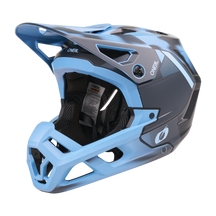 Der O'NEAL SL1 Helm GLACIOR in Blau verfügt über ein Visier, einen Kinnschutz und Belüftungsschlitze für optimalen Schutz - sein schlankes Design macht ihn ideal für den Radsport im Gelände.