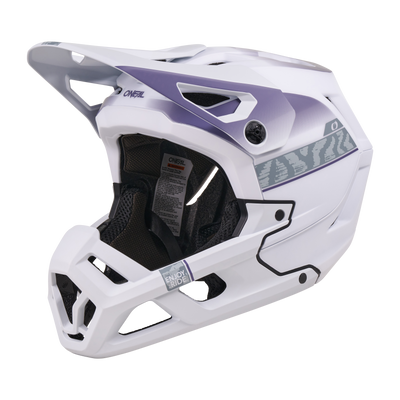 Der weiße O'NEAL SL1 Helmet TERRA ist ein Fullface-Mountainbike-Helm mit Visier, lila geometrischen Akzenten und schwarzen Belüftungspaneelen - ideal für anspruchsvolle Fahrer. Gezeigt im Seitenprofil vor weißem Hintergrund.