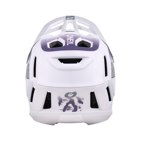 Rückansicht des weißen O'NEAL SL1 Helmet TERRA mit lilafarbenen Akzenten, Belüftungsschlitzen und O'NEAL-Branding - ein stilvoller Schutz für jede Fahrt.