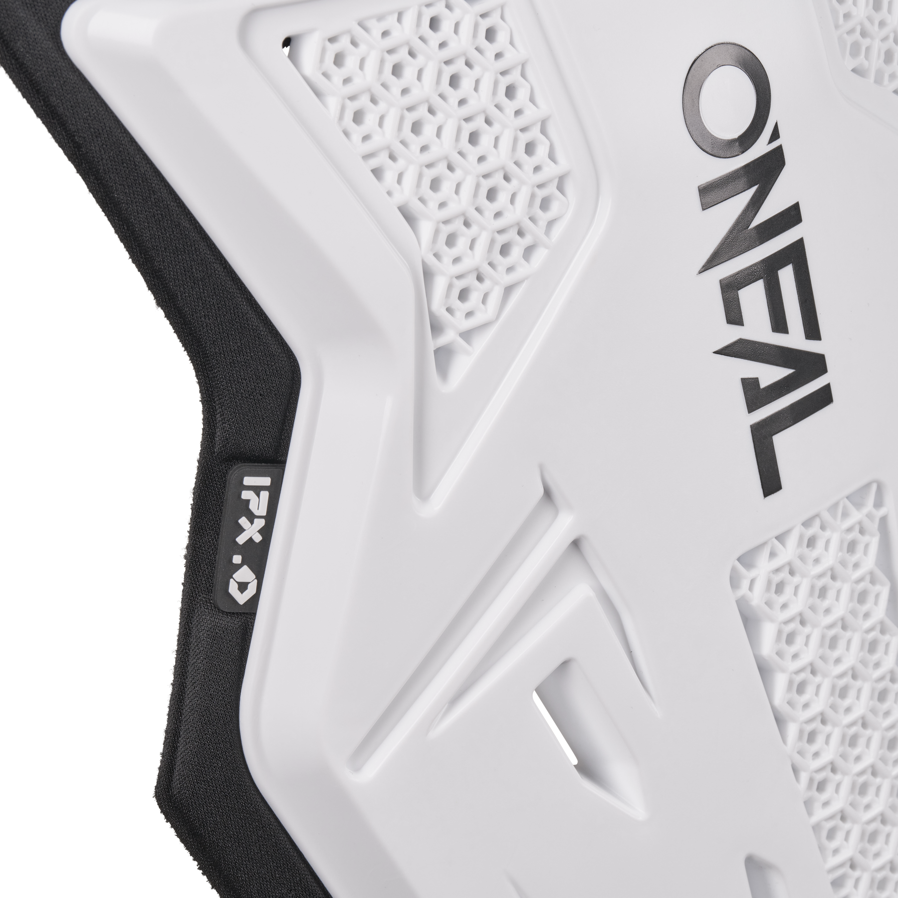 Nahaufnahme des O'NEAL SPLIT LITE Brustschutzes mit geometrischen Mustern, schwarzem "O'NEAL"-Logo und "IPX"-Etikett auf der schwarzen Umrandung - ein unverzichtbares MTB-Zubehör.