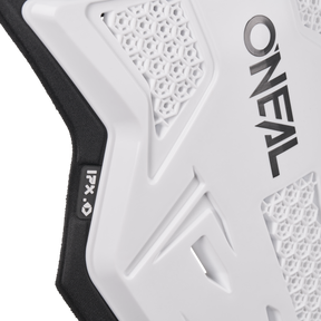 Nahaufnahme des O'NEAL SPLIT LITE Brustschutzes mit geometrischen Mustern, schwarzem "O'NEAL"-Logo und "IPX"-Etikett auf der schwarzen Umrandung - ein unverzichtbares MTB-Zubehör.