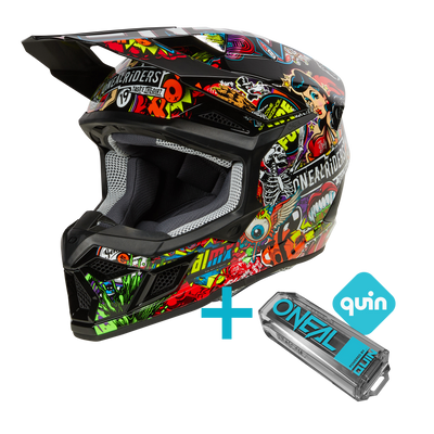 Das O'NEAL 3SRS Youth Crank Quin Bundle enthält einen Motocross-Helm im farbenfrohen Graffiti-Stil mit Aufklebern, der zusammen mit einem blauen und silbernen O'NEAL Quin-Sicherheitssensorgerät und einem blauen Quin-Logo abgebildet ist.