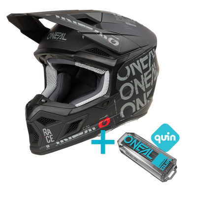 Das O'NEAL 3SRS Static Quin Bundle besteht aus einem schwarzen O'NEAL-Integralhelm mit auffälligen grauen Grafiken und einem belüfteten Design, das neben dem kleinen elektronischen Quin-Gerät mit der Aufschrift „Quinn“ und „ONEAL“ und einem „+“-Symbol dazwischen abgebildet ist.