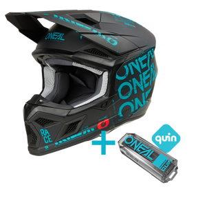 Das O'NEAL 3SRS Static Quin Bundle kombiniert einen schwarz-blaugrünen O'NEAL-Motocross-Helm mit fettgedrucktem „ONEAL“-Schriftzug mit einem kompakten elektronischen Quin-Gerät und demonstriert so die integrierte Funktionalität.