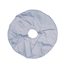 Der O'NEAL Water Bag für Flag ist ein weißer, runder medizinischer Eisbeutel, der speziell zur Linderung von Brustschmerzen entwickelt wurde. Er verfügt über eine zentrale Öffnung und zwei Ventilöffnungen zum einfachen Einführen von Eis und zum Ablassen von Luft. Die Stoffoberfläche erscheint glatt mit leichten Falten.