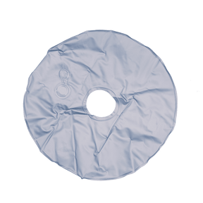 Der O'NEAL Water Bag für Flag ist ein weißer, runder medizinischer Eisbeutel, der speziell zur Linderung von Brustschmerzen entwickelt wurde. Er verfügt über eine zentrale Öffnung und zwei Ventilöffnungen zum einfachen Einführen von Eis und zum Ablassen von Luft. Die Stoffoberfläche erscheint glatt mit leichten Falten.