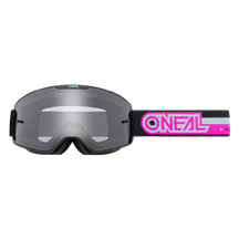 Die O'NEAL B-20 Brille PROXY verfügt über einen schwarz/pink/grauen Rahmen mit klarer Linse und einem verstellbaren Riemen mit pinkem Logo. Diese Schutzbrille schützt deine Augen und bietet ein weites Sichtfeld sowohl für den Schutz- als auch für den Sportgebrauch.