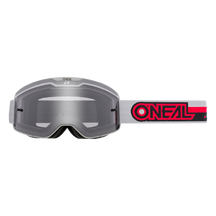 Die O'NEAL B-20 Brille PROXY in Grau/Rot/Grau verfügt über ein breites Band mit dem auffälligen rot-schwarzen O'Neal-Logo, getönte Gläser, die ein großes Sichtfeld bieten und gleichzeitig die Augen schützen, und ein stromlinienförmiges Design, das die Aerodynamik für Motocross-Enthusiasten verbessert.