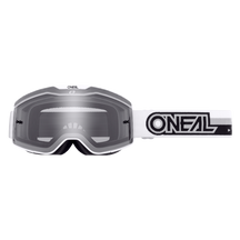 Die O'NEAL B-20 Brille PROXY überzeugt durch ihr schlankes, kantiges Design mit dunkelgrauem Rahmen und weißem Band mit der Aufschrift „O'NEAL“ in kräftigem Schwarz. Die verspiegelten Gläser verstärken den sportlichen Look, bieten Augenschutz und sorgen für ein breites Sichtfeld.