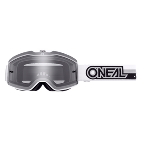 Die O'NEAL B-20 Brille PROXY überzeugt durch ihr schlankes, kantiges Design mit dunkelgrauem Rahmen und weißem Band mit der Aufschrift „O'NEAL“ in kräftigem Schwarz. Die verspiegelten Gläser verstärken den sportlichen Look, bieten Augenschutz und sorgen für ein breites Sichtfeld.