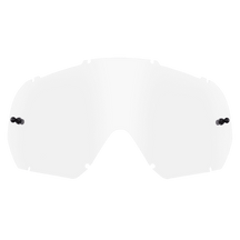Die O'NEAL B-10 Goggle Spare Lens ist eine transparente, leicht gebogene rechteckige Kunststofflinse mit abgerundeten Kanten. Sie verfügt auf jeder Seite über vier schwarze Befestigungspunkte und ist für die Verwendung mit O'NEAL-Schutzbrillen vorgesehen, die wahrscheinlich für sportliche oder industrielle Zwecke entwickelt wurden.
