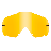 Die O'NEAL B-10 Goggle – Spare Lens von O'NEAL ist eine gelb getönte Ersatzlinse, die mit mehreren Kerben zur Befestigung und einer zentralen Aussparung an der Unterseite ausgestattet ist.