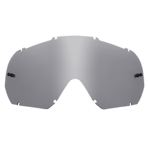 Die O'NEAL B-10 Goggle - Ersatzlinse ist ein flaches, transparentes und leicht gebogenes Kunststoffschild mit mehreren kleinen Klammern oder Befestigungspunkten am Rand. Es verfügt unten in der Mitte über einen gebogenen Ausschnitt, der wahrscheinlich für die Aufnahme eines größeren Ausrüstungsgegenstands oder einer größeren Ausrüstung gedacht ist.
